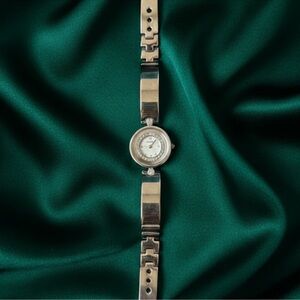 Elegant Silver Watch with White Dial GUCCI